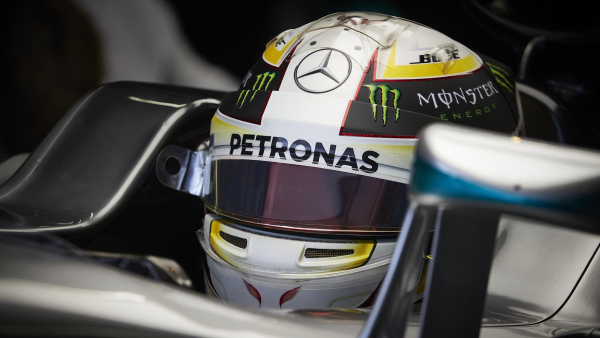 W odróżnieniu od Mercedesów, które rozpoczną wyścig na miękkiej mieszance opon, kierowcy Red Bulla ruszą na szybszej, super miękkiej mieszance. Startujący z pole position Lewis Hamilton obawia się, że trzeci Max Verstappen i czwarty Daniel Ricciardo jeszcze przed pierwszym zakrętem mogą objąć prowadzenie w Grand Prix Meksyku.