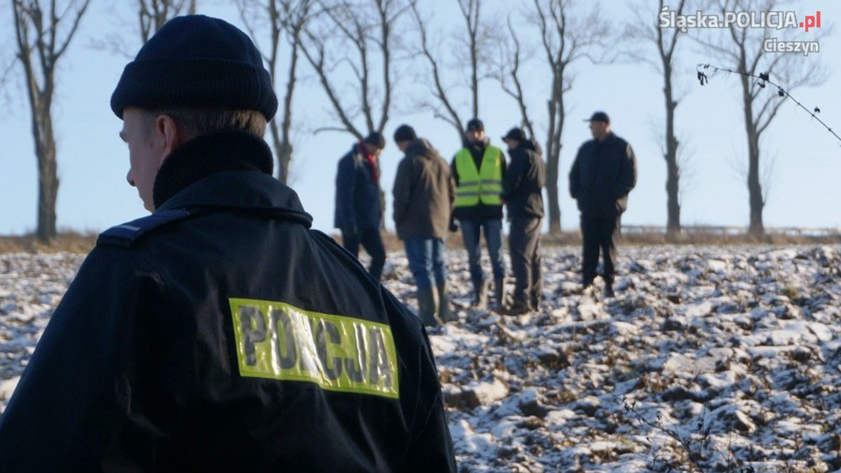 Tragiczny finał poszukiwać 23-letniego Michała z Cieszyna. Młody mężczyzna został zamordowany, a jego zwłoki zakopano w lesie. Policjanci zatrzymali dwóch mężczyzn, którzy przyznali się już do winy. Grozi im dożywocie. Motywem zbrodni była kradzież gotówki, którą Michał odłożył na wakacje w Hiszpanii.