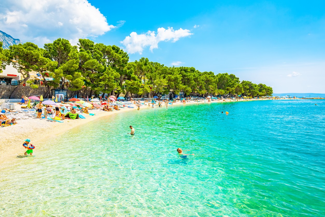 Chorvátska obec Brela je vyhľadávaná turistami. (ilustračné foto)