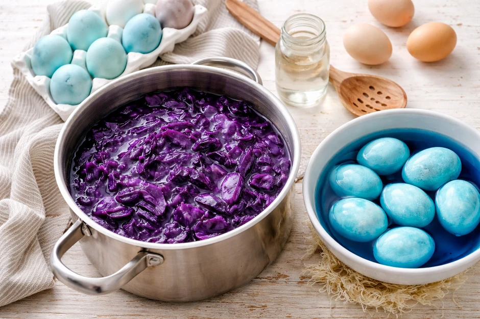 Farbanje jaja ljubičastim kupusom