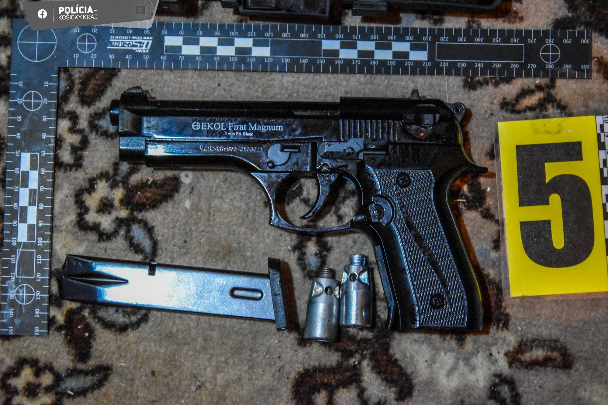 Polícia obvinila 65-ročného muža, ktorý mal doma nelegálne zbrane a strelivo.