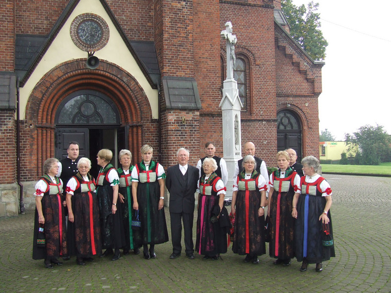 Grupa dawnych mieszkańców Schonwaldu i ich potomków podczas pobytu w rodzinnej wsi w 2010 r.