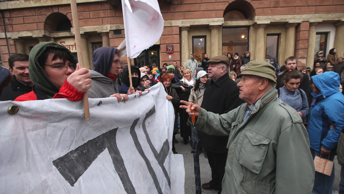 Ok. godz. 15 w Warszawie doszło do starć między antyfaszystami a narodowcami. Kilkunastoosobowa grupa narodowców próbowała się przedrzeć na pl. Zamkowy, jednak dwukrotnie zagrodzili jej drogę przeciwnicy Marszu Niepodległości. - 29 osób zatrzymanych, 1 ranny funkcjonariusz to bilans starć między narodowcami a antyfaszystami w Warszawie - powiedział Maciej Karczyński, rzecznik Komendy Stołecznej Policji w TVN24.