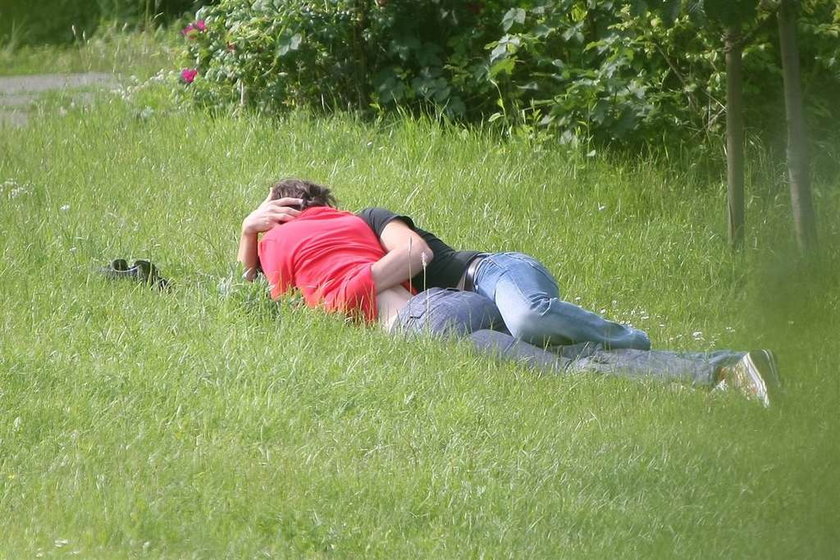 Korzeniowski z kochanką na trawie