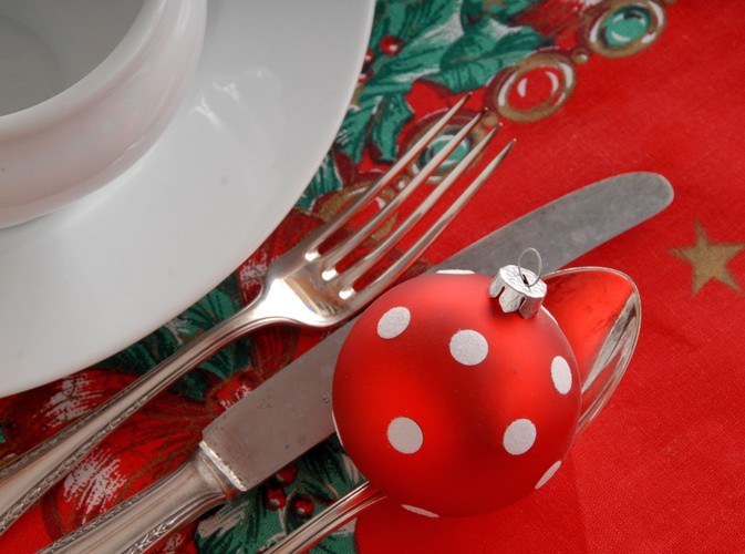 Wybierz mały talerz - wtedy każda potrawa wydaje ci się na nim okazała i jesz jej mniej. Poza tym zadbaj o dobre ustawienie dań na stole. Lepiej byłoby, gdyby te najbardziej tuczące (i przy okazji twoje ulubione) były jak najdalej od ciebie. Zaś blisko swojego talerza ustaw sałatki i zdrowe przekąski.