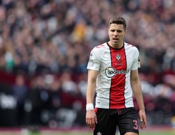 Bednarek runął głową na ziemię. Polak nie dokończył meczu z Arsenalem