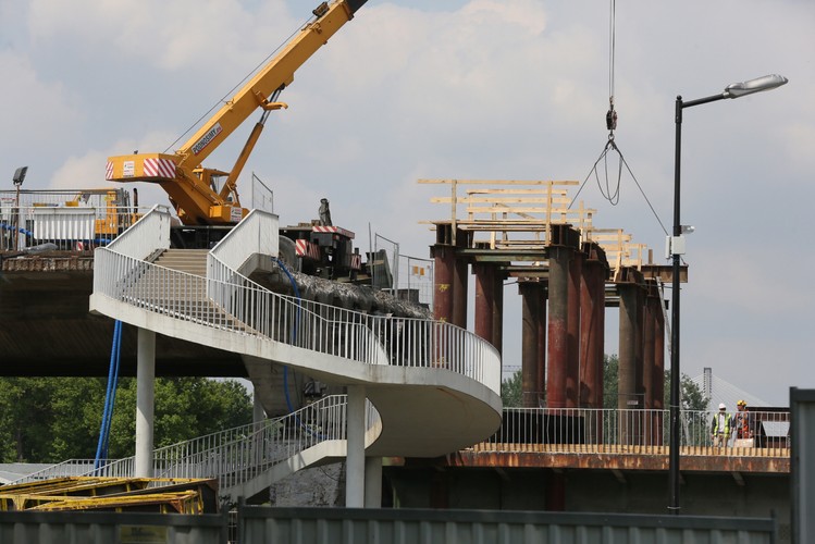 Ratusz szacuje, że remont mostu Łazienkowskiego będzie kosztował 110 mln złotych. Kwota ta w połowie będzie pokryta z budżetu miasta. Druga połowa pochodzić będzie z budżetu państwa. <br><br>fot.  (tg/cat) PAP/Tomasz Gzell