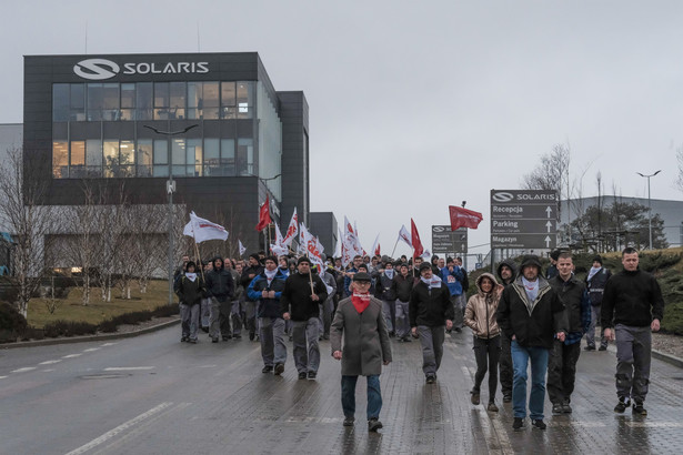 25.01.2022 Bolechowo . Fabryka Solaris Bus &amp; Coach . Przewodniczacy organizacji Miedzyzakladowej Ogolnopolskiego Porozumienia Zwiazkow Zawodowych Konfederacja Pracy Wojciech Jasinski (C) podczas strajku generalnego . Fot. Piotr Skornicki / Agencja Wyborcza.pl