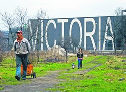 Centra handlowe dają pracę, ale małe sklepy upadają