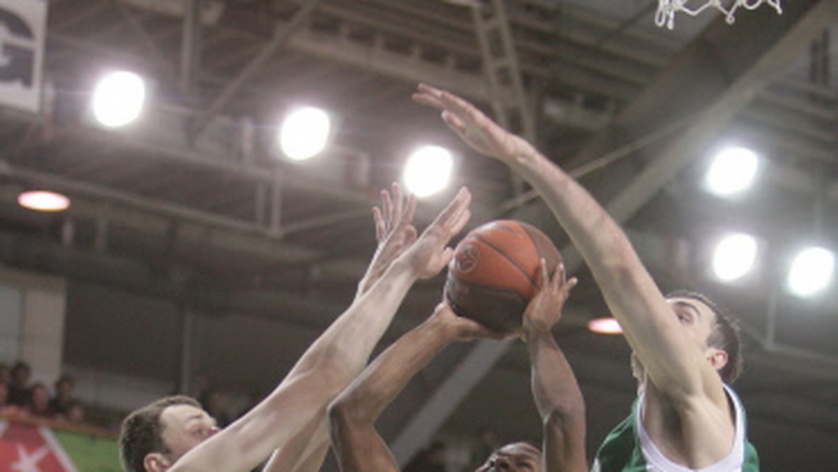 W meczach 17. kolejki Tauron Basket Ligi PGE Turów Zgorzelec pokonał u siebie 89:80 Kotwicę Kołobrzeg, a aktualny jeszcze mistrz Polski Asseco Prokom Gdynia zwyciężył w Koszalinie z AZS-em 93:83.