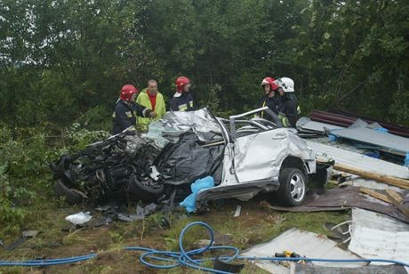 30.07.2007 - Checiny klolo Kielce (swietokrzyskie) wypadek drogowy. Droga krajowa nr 7 Ciezarowy Man (wiozacy blache) jechal w strone Warszawy. W pewnym momencie na jego pas zjechal kierowca opla Astry na krakowskich numerach, uderzyl w kolo ciezarowki i wyladowal w rowie. Po zderzeniu kierowca ciezarowki stracil panowanie nad pojazdem i zjechal na swoj lewy pas. Wtedy zderzyl sie czolowo z jadacym w strone Krakowa Seatem. Zepchnal seata z drogi. Sila uderzenia wciagnela seata pod Mana.Strazacy ciezkim dzwigiem podniesli ciezarowke i potem wydobyli zwloki.Na miejscu zginela pasazerka opla i kierowca Seata. Kierowcy Mana nic sie nie stalo.Fot. Dariusz GacekNZ: seat w ktorym zginal kierowca