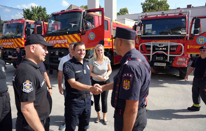 Četiri "Blek hoka" stigla u pomoć Srbiji
