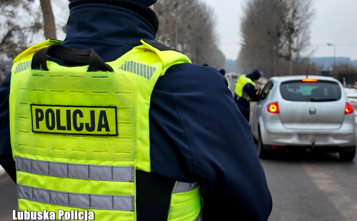 Policja kontrola drogowa samochód/Od 17 lutego 500 zł kary za nawigację. Ostrzejsze prawo zaskoczy kierowców