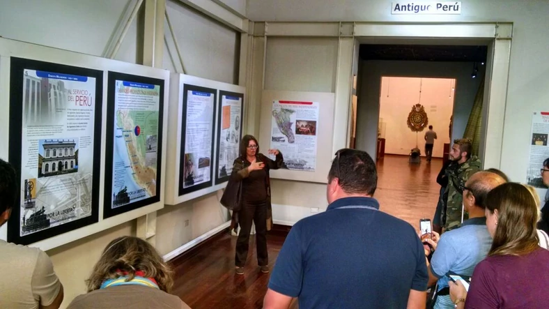 Teresa Matuskiewicz de Rivas oprowadzająca zainteresowanych po wystawie o inż. Erneście Malinowskim w Muzeum Marynarki Wojennej