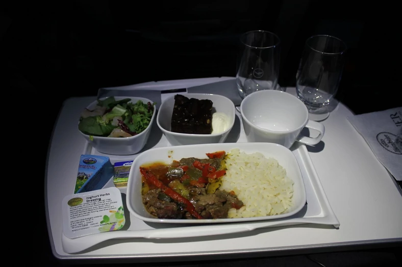 Lufthansa Premium Economy - posiłek