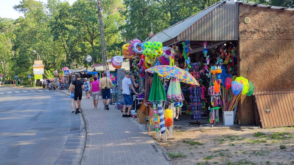 Przy głównej ulicy w Przyjezierzu pełno atrakcji: pamiątki, dmuchane zabawki. Można zjeść gofra czy dobrą zapiekankę