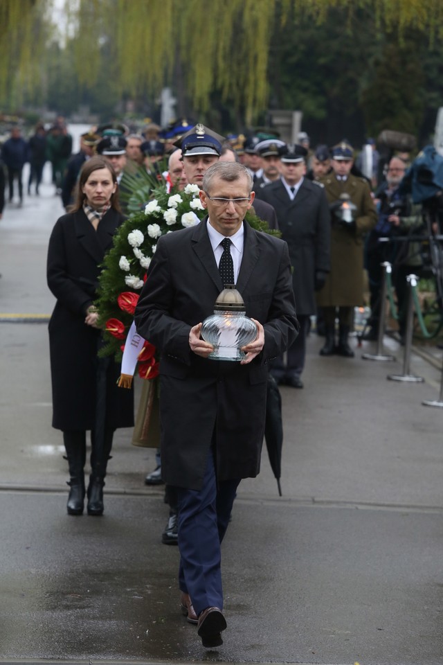 Prezes NIK Krzysztof Kwiatkowski w czasie uroczystości zorganizowanych przez Urząd m.st. Warszawy pod pomnikiem ofiar na Cmentarzu Wojskowym na Powązkach