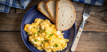 Na czym smażyć jajecznicę? Dietetyczka radzi jaki tłuszcz będzie najlepszy