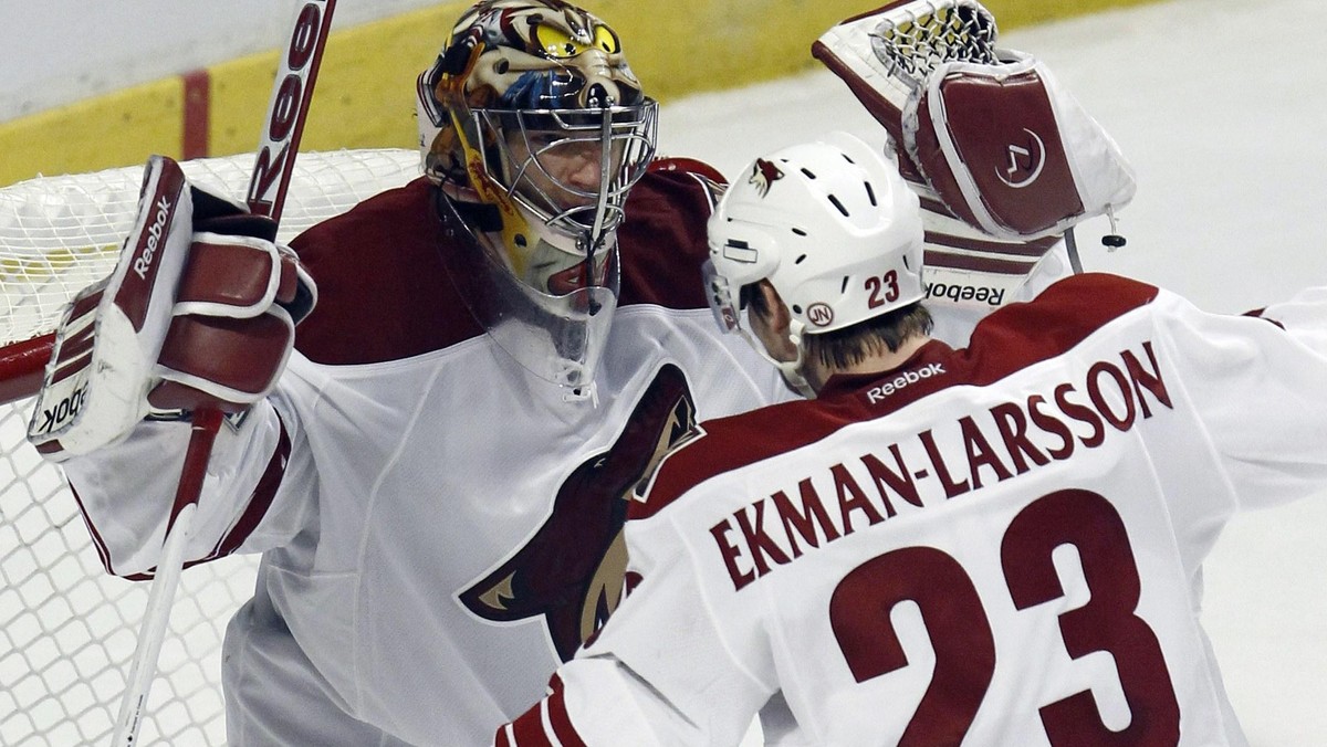 Phoenix Coyotes wywalczyli udział w kolejnej rundzie play off pokonując 4:0 Chicago Blackhawks i kończąc całą serię w stosunku 4:2. Najlepszym graczem Kojotów w tej konfrontacji był bramkarz Mike Smith.