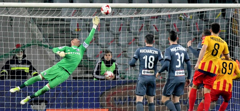 Ekstraklasa: VAR nie pomógł. Legia przegrała w Kielcach po golu ze spalonego