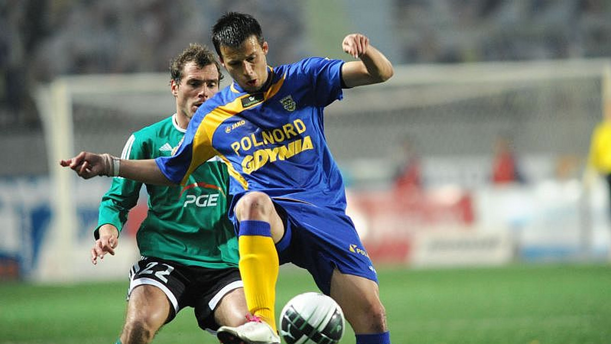 24-letni peruwiański napastnik, Junior Douglas Ross Santillana podpisał z Arką Gdynia kontrakt do końca czerwca z opcją przedłużenia o kolejny rok - poinformował oficjalny portal klubu.