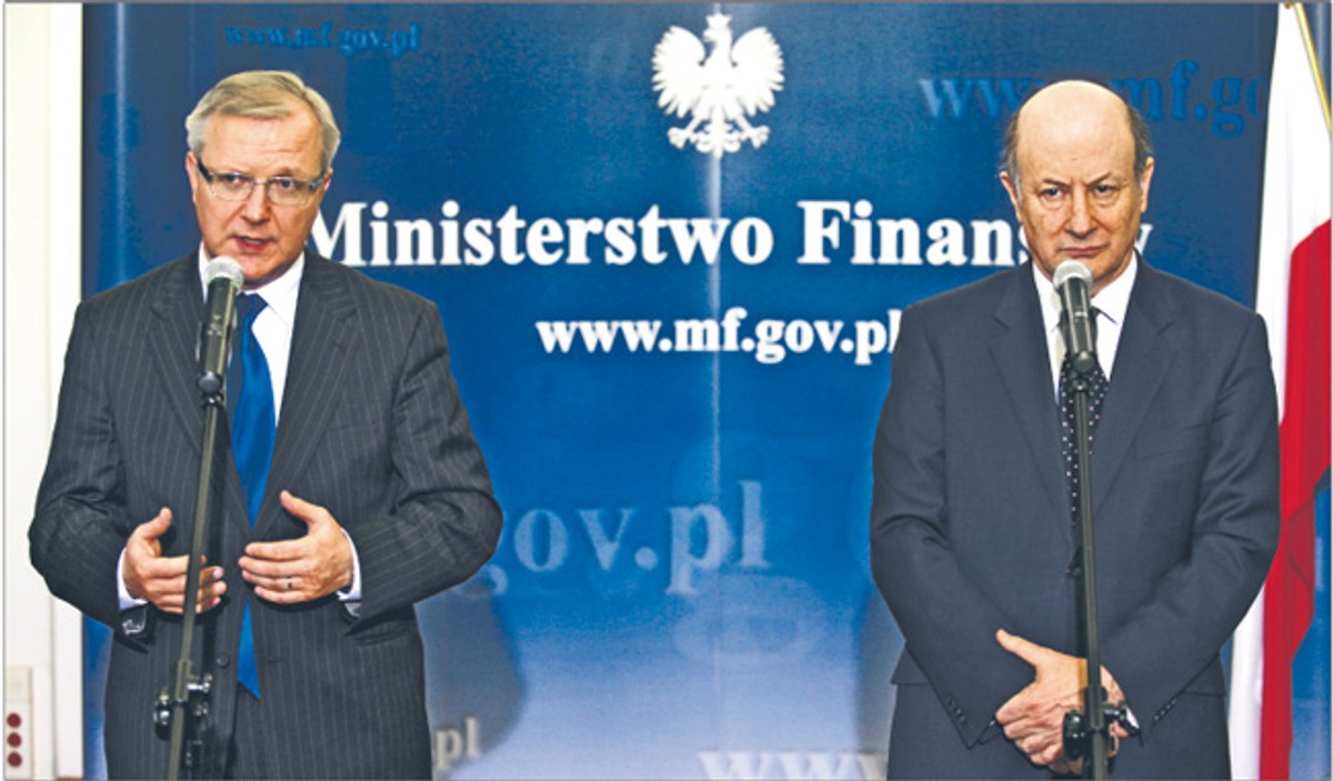 Olli Rehn, europejski komisarz ds. walutowych, i minister finansów Jacek Rostowski Fot. Tomasz Gzell/PAP
