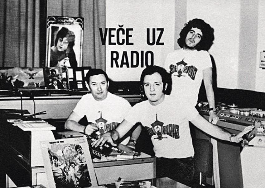 Na snimanju emisije za mlade "Veče uz radio" 70-ih godina. urednik i voditelj Nikola Karaklajić, snimatelj Boban Petrović i saradnik Petar Popović