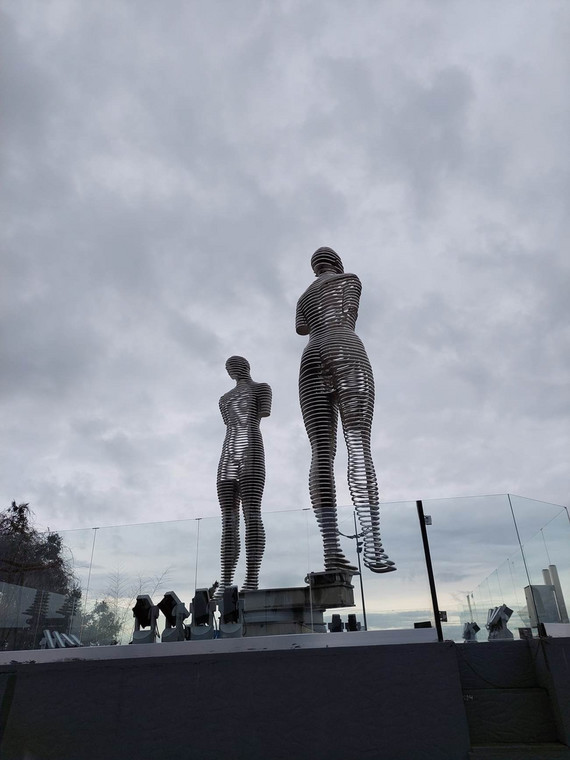 Rzeźba Ali i Nino jest umieszczona na ruchomej platformie