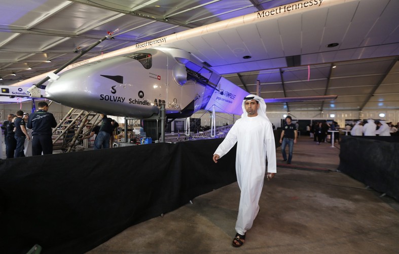 Solar Impulse jest jednoosobowym, wolnonośnym górnopłatem napędzanym czterema silnikami elektrycznym i akumulatorami litowo-polimerowymi. Samolot zbudowany jest z materiałów kompozytowych zapewniających odpowiednią sztywność konstrukcji a jednocześnie nie powodujących znacznego przyrostu jego masy. Na skrzydłach i stateczniku pionowym zamontowano 11 628 monokrystalicznych ogniw słonecznych, których łączna masa wyniosła 400 kg.
<br><br>
(fot. EPA/STRINGER Dostawca: PAP/EPA)