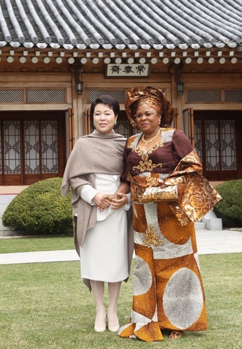 Małżonka prezydenta Korei Południowej, Kim Yoon-ok i Patience Jonathan - małżonka prezydenta Nigerii
