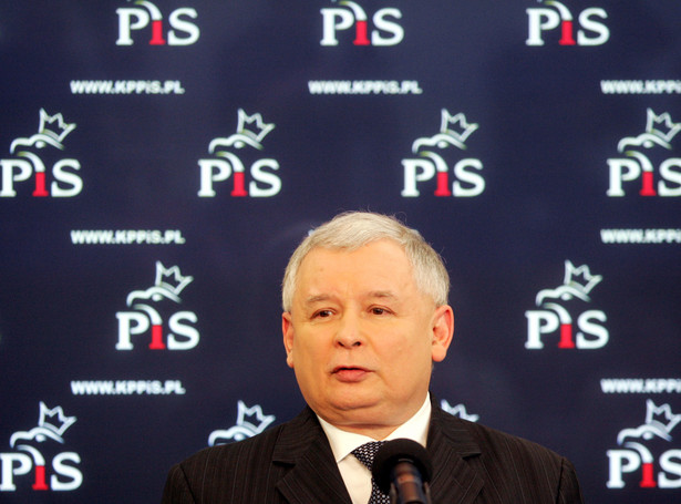 Kaczyński zmienia zdanie. "Krzyż niech trafi do Kościoła"