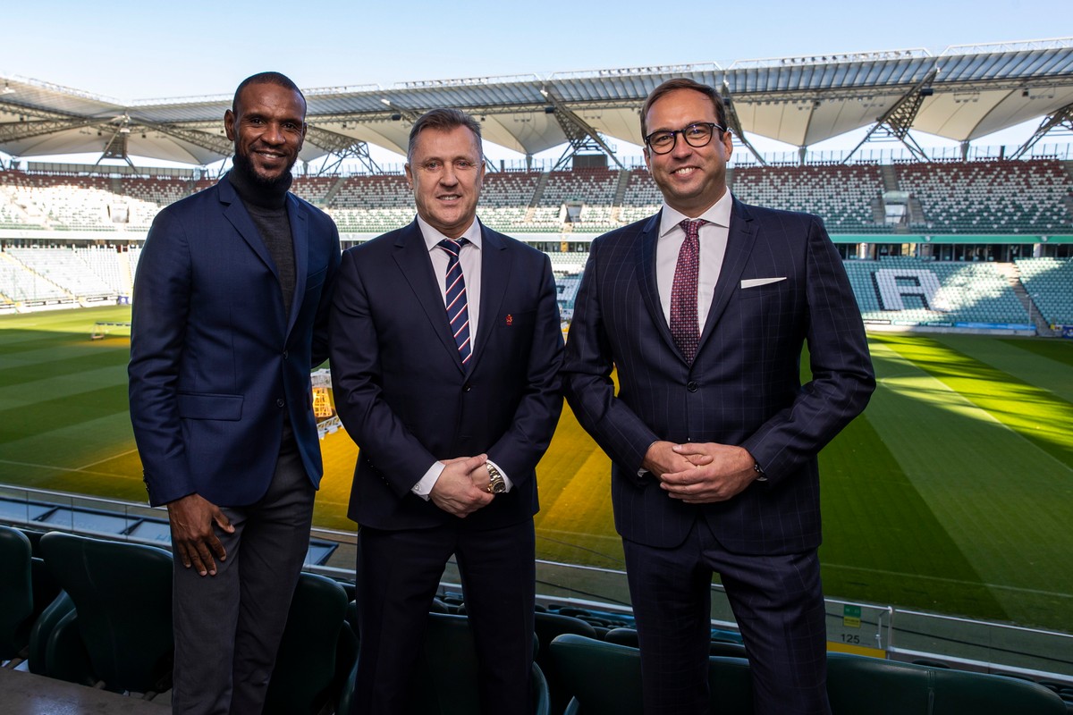 Eric Abidal (L), prezes PZPN Cezary Kulesza (C) i prezes Ekstraklasy S.A. Marcin Animucki (P) podczas szkolenia w Warszawie