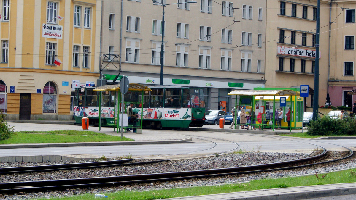 Niemal 10 mln złotych dofinansowania unijnego trafi do Elbląga. Dzięki tym środkom miasto sfinansuje zakup trzech nowych tramwajów, wyremontuje zajezdnię i wybuduje węzeł przesiadkowy przy dworcu PKP.