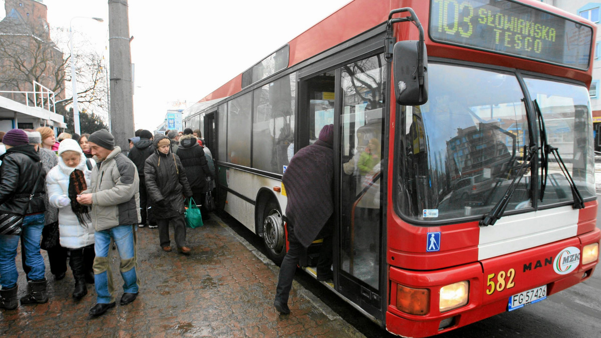 Urząd Marszałkowski zorganizował bezpłatne autokary, z których mogą korzystać mieszkańcy Gorzowa Wielkopolskiego chcący wybrać się na Dni Województwa Lubuskiego do Łagowa - informuje rmg.fm.