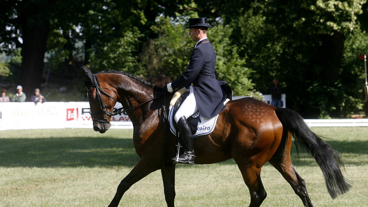 W konkursie CIC 3* W cross nie wniósł żadnych zmian w czołówce. Niezmiennie liderem pozostaje Michael Jung na swoich dwóch koniach. Na koniu La Biosthetique-Sam FBW, na którym zdobył tytuł Mistrza Świata, Jung zajmuje pierwsze miejsce z wynikiem 42,10 pkt.