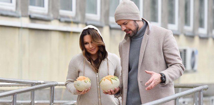 Tadla wyszła z TVP, ściskając pokaźne melony. Gdzieś już je wcześniej widzieliśmy...