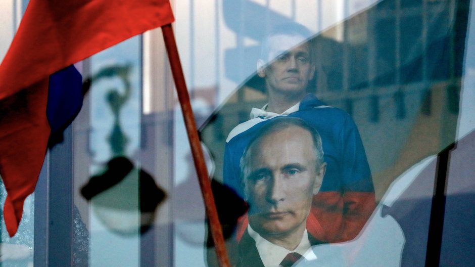Rosjanin w Sankt Petersburgu z koszulką z podobizną Władimira Putina