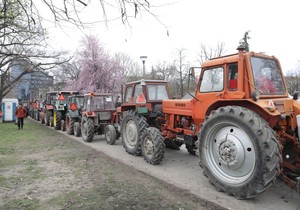 Traktori ispred Pionirskog parka