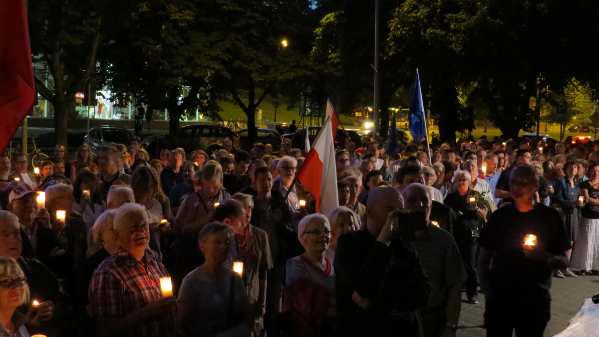 - Nie odpuszczamy – to było główne hasło skandowane przez manifestantów, którzy przyszli ponownie dziś wieczorem przed Sąd Okręgowy w Białymstoku. Zgromadziło się tam blisko tysiąc osób, głównie po to, aby się umocnić w przekonaniu, że protesty mają sens.