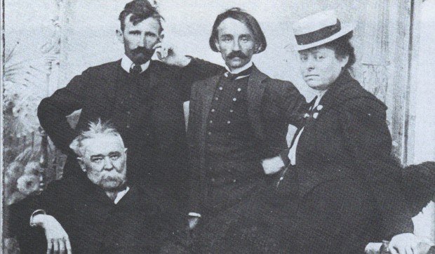 Borivoje Stevanović, Kosta Miličević i Nadežda Petrović sa učiteljem Đorđem Krstićem, 1907. 