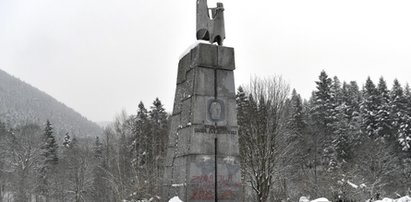 Rozbierają słynny pomnik gen. Świerczewskiego w Bieszczadach