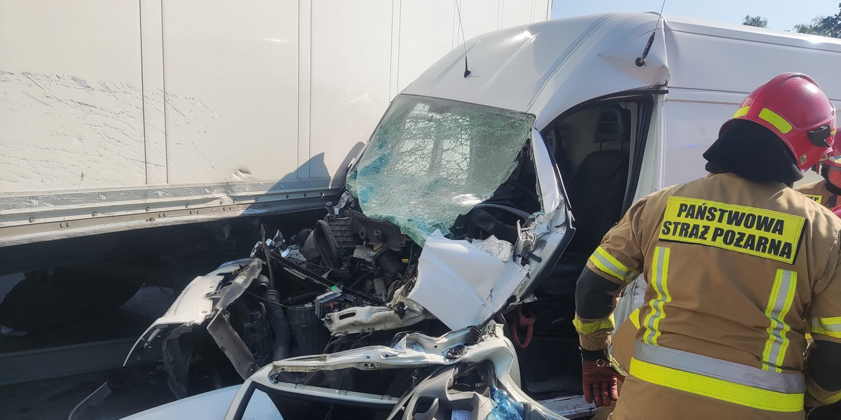 Wypadek na S14 pod Strykowem. Ranny uwięziony w kabinie samochodu.