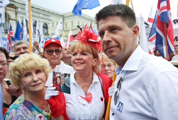 Lider Nowoczesnej Ryszard Petru wśród uczestników marszu KOD w Warszawie.