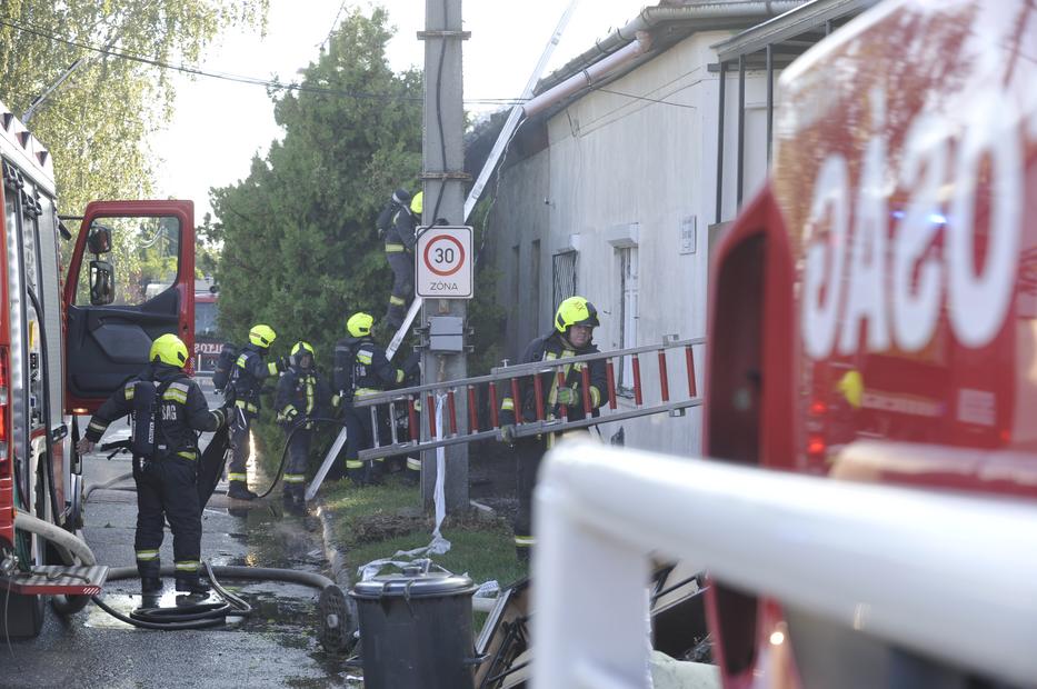 Égő házhoz riasztották a tűzoltókat a XX. kerületben /Fotó: Blikk