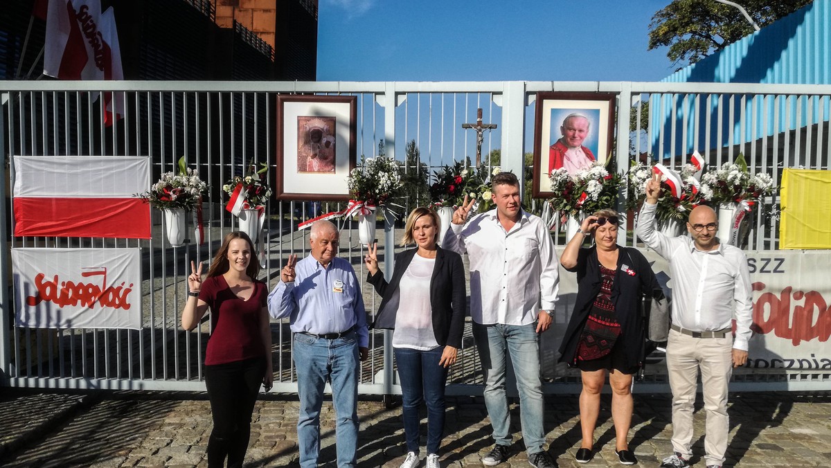 – Staliśmy się przedmiotem niewybrednych ataków – na dzisiejszej konferencji w Gdańsku mówił szef Komitetu Obrony Demokracji i domagał się przeprosin od władz NSZZ "Solidarność". Chodzi o oficjalne stanowisko Związku, gdzie znalazły się słowa o esbekach i przedstawicielach resortowej PRL-owskiej nomenklatury, którzy obecnie mają być "prominentnymi działaczami KOD".