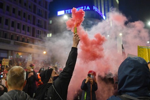 Ogólnopolski Strajk Kobiet. Protest pod siedzibą TVP w Warszawie.