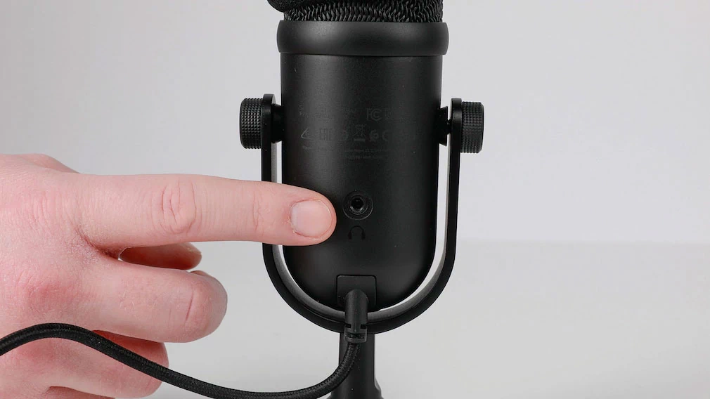 W teście sprawdzamy między innymi, jakie złącza są dostępne w mikrofonach (na zdjęciu Razer Seiren V2 Pro)