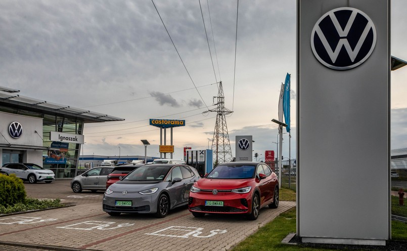 Dilerzy Volkswagena udostępniają punkty ładowania dla samochodów elektrycznych