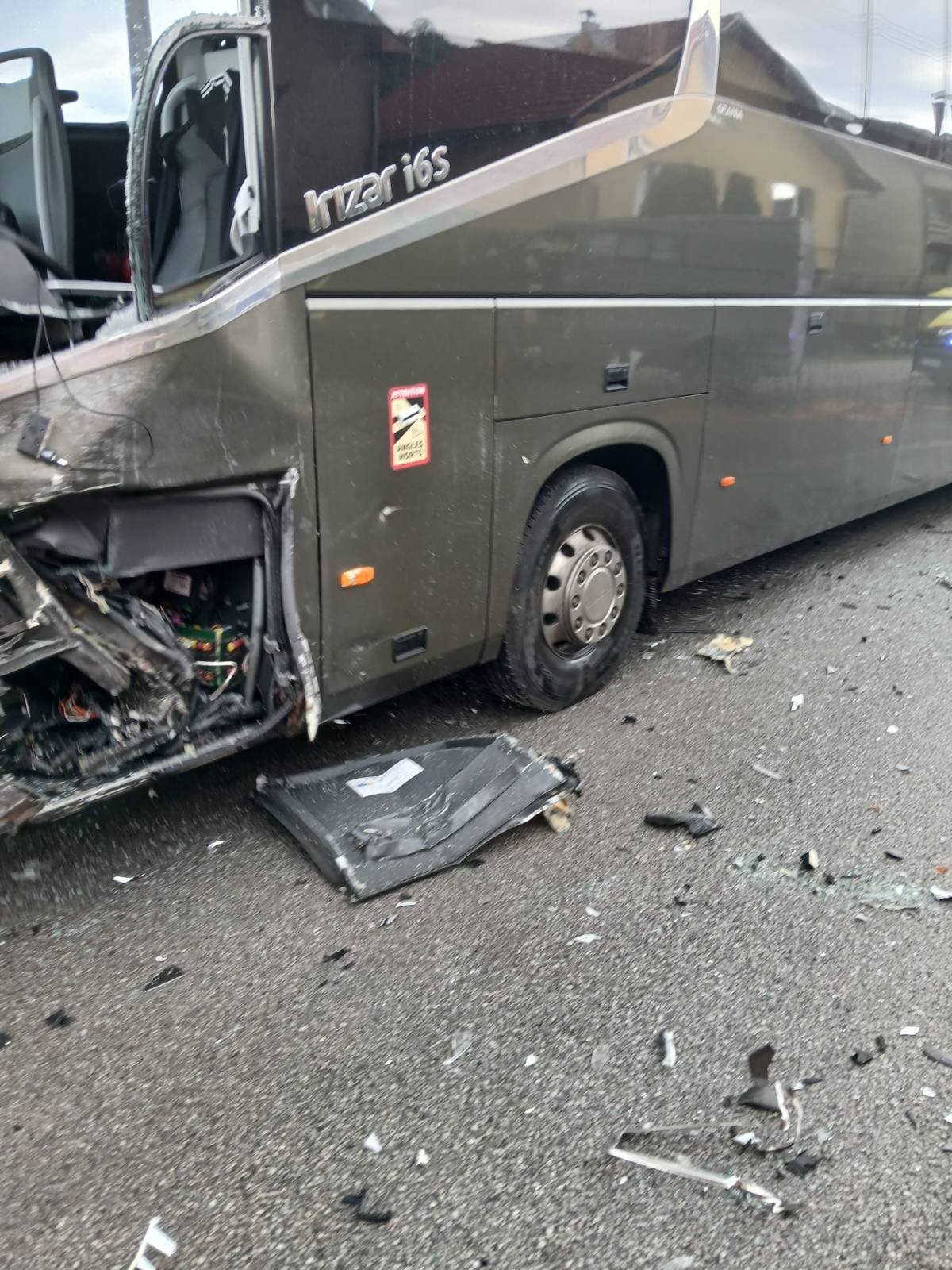 Hasiči zasahujú v obci Nižná pri dopravnej nehode dodávky, autobusu a cyklistu.