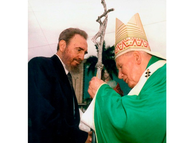 25 stycznia 1998: Jan Paweł II wita się z Fidelem Castro podczas mszy celebrowanej w Hawanie